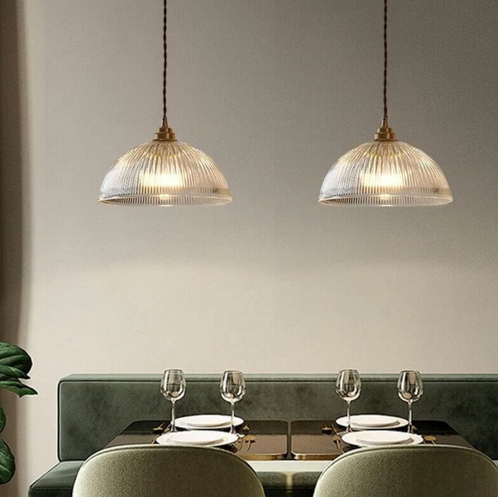 Retro-Pendelleuchte mit gerilltem Glasschirm und Messingfinish