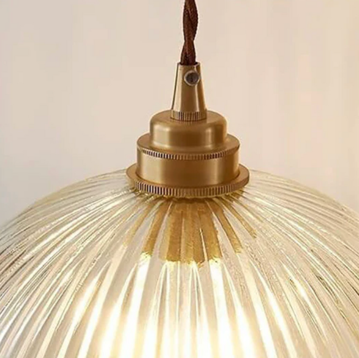 Retro-Pendelleuchte mit gerilltem Glasschirm und Messingfinish