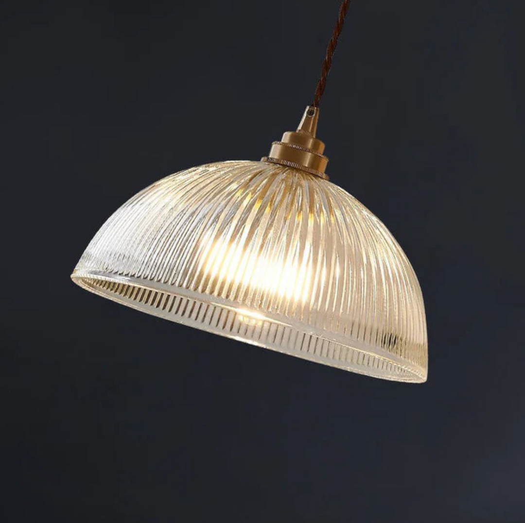 Retro-Pendelleuchte mit gerilltem Glasschirm und Messingfinish