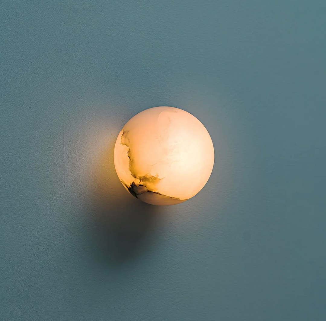 Wandleuchte mit Marmorkugelschirm und LED – moderne Dekorationsleuchte