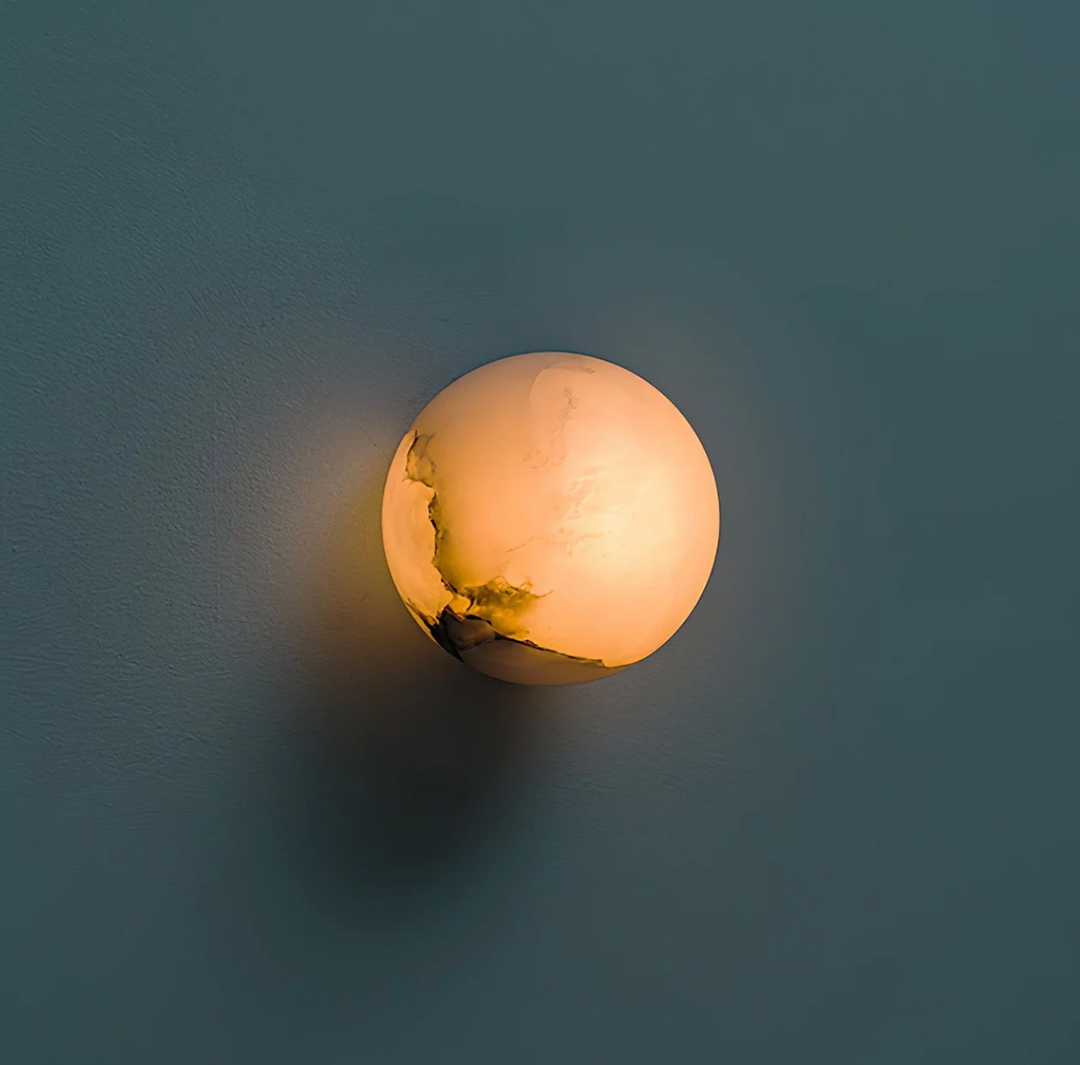 Wandleuchte mit Marmorkugelschirm und LED – moderne Dekorationsleuchte
