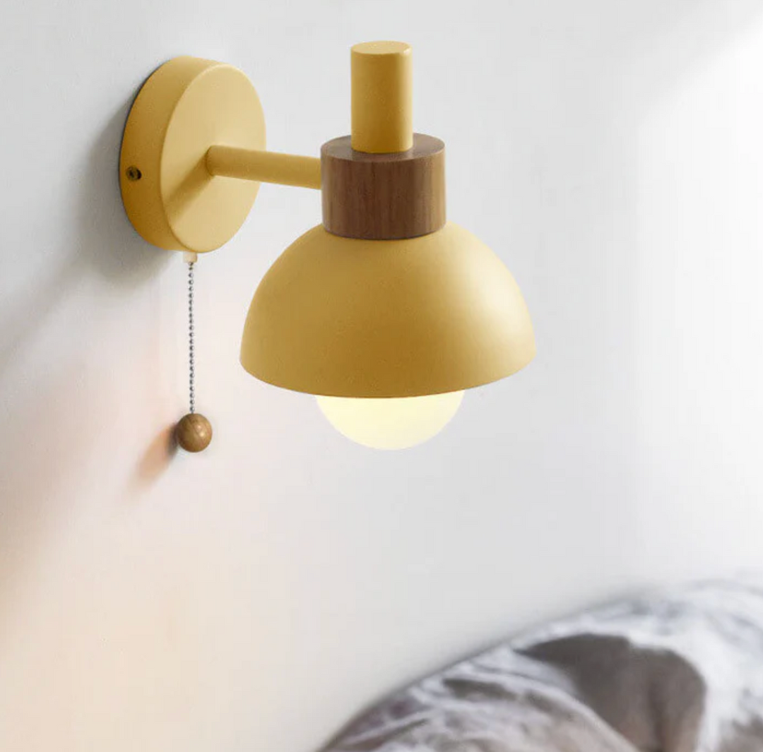 Wandleuchte mit Kettenschalter und Holzakzent
