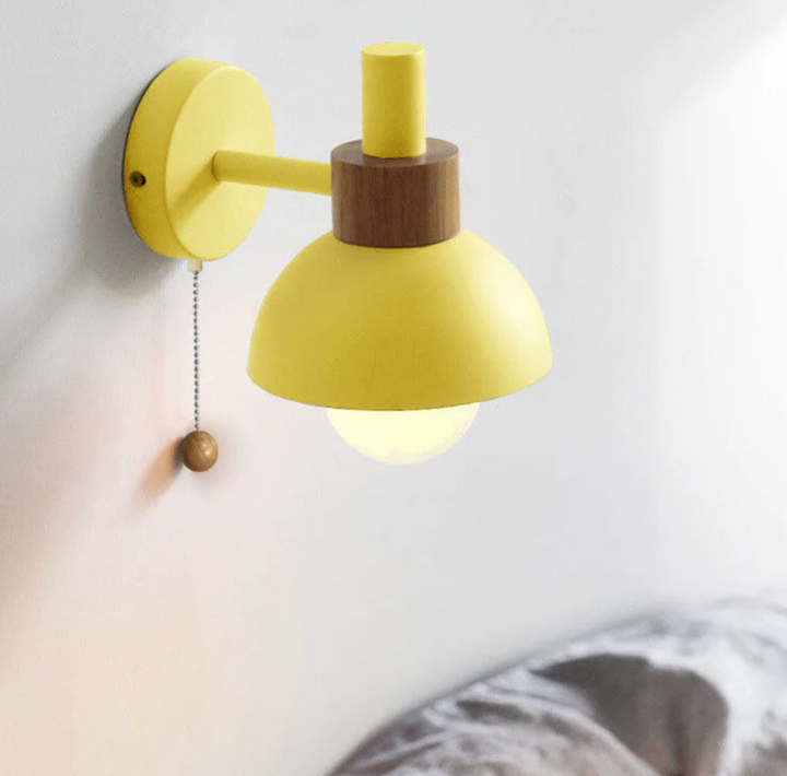Wandleuchte mit Kettenschalter und Holzakzent