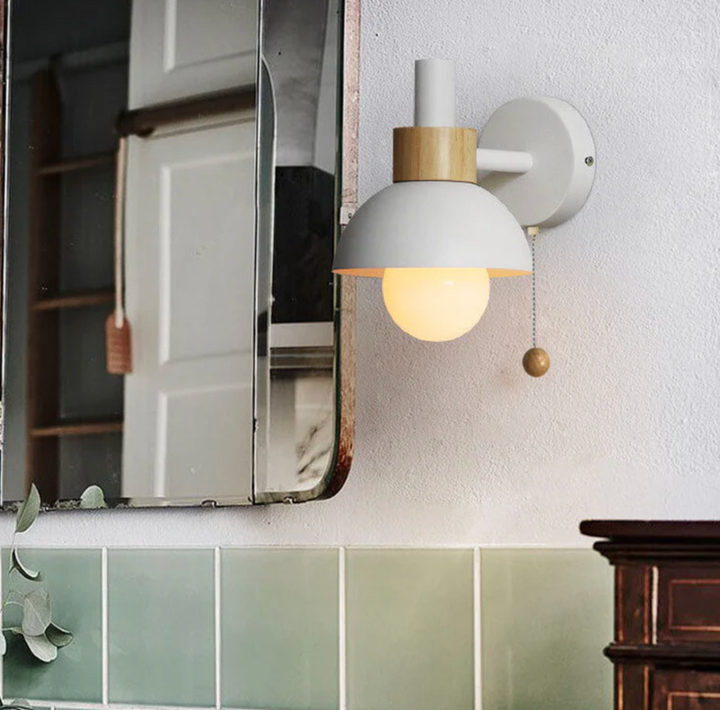Wandleuchte mit Kettenschalter und Holzakzent