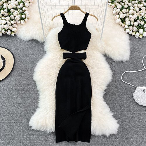 Modernes Abendkleid mit Ausschnitten und verzierten Krawatten