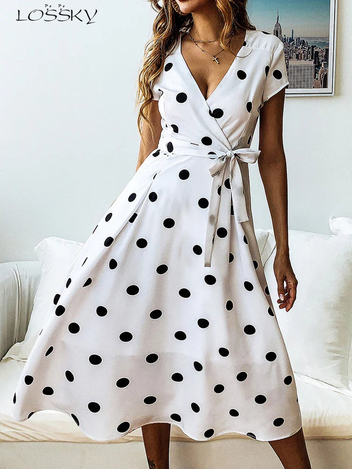 Erbsengefülltes Midikleid mit Bindeband in der Taille