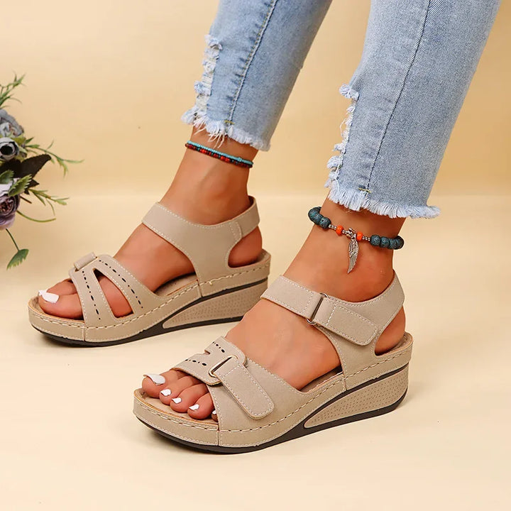 Orthopädische Damensandalen auf Ankern mit verstellbaren Riemen