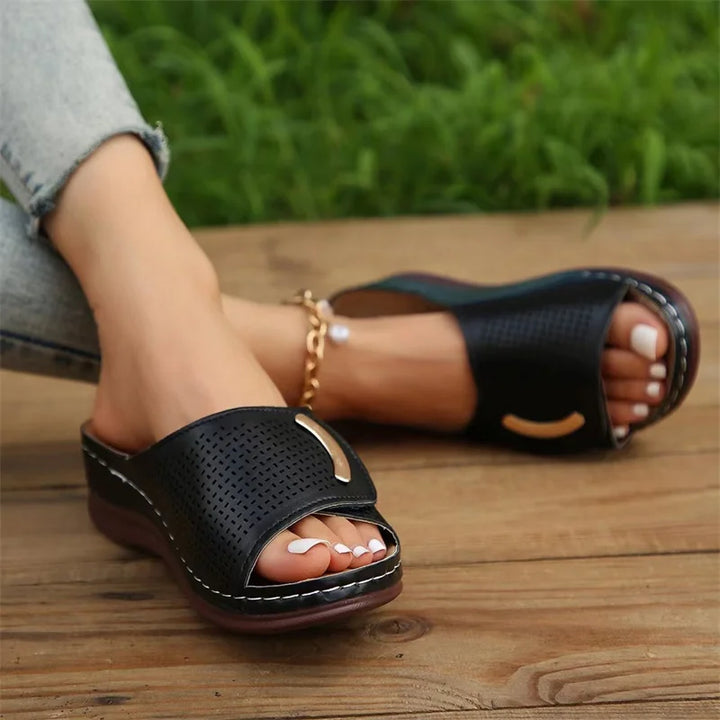 Orthopädische Damensandalen mit Perforation