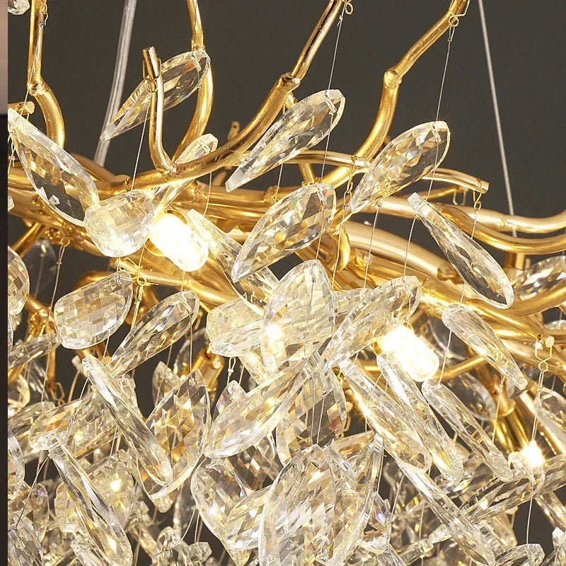 Kronleuchter mit Kristallblättern – elegantes Astdesign
