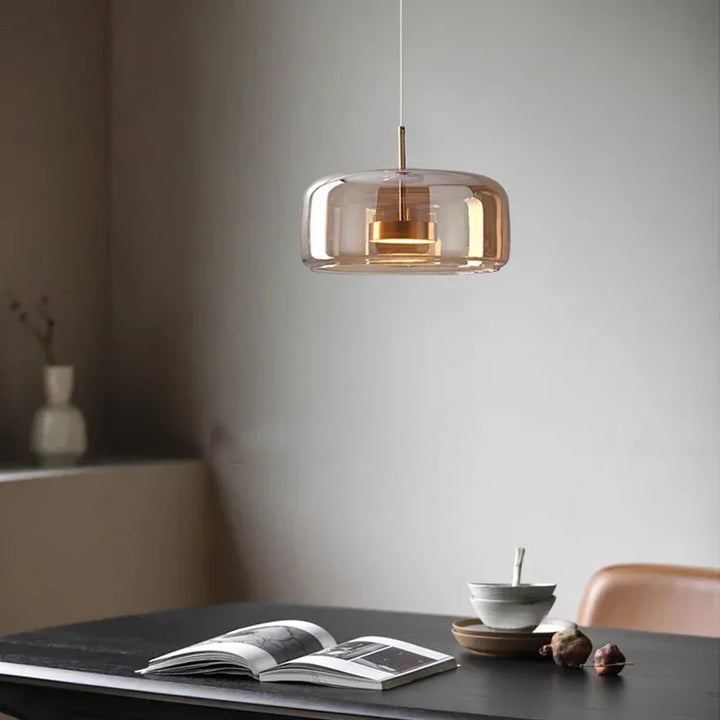 Moderne LED-Pendelleuchte aus Glas mit goldenem Finish