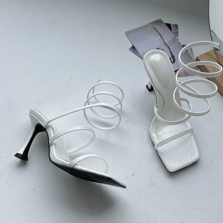 Luxuriöse Damen-Sandalen mit Absatz und goldenen Riemen