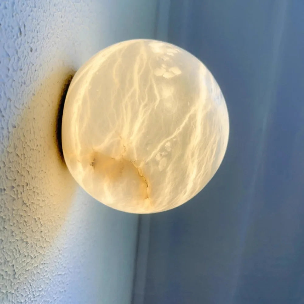 Wandleuchte mit Marmorkugelschirm und LED – moderne Dekorationsleuchte