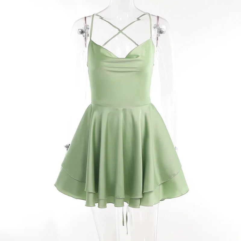 Minikleid aus Satin mit offenem Rücken und Rüschen