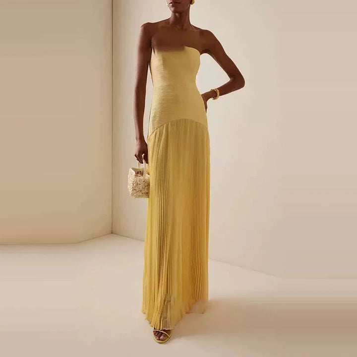 Schulterfreies Maxikleid mit plissiertem Rockteil