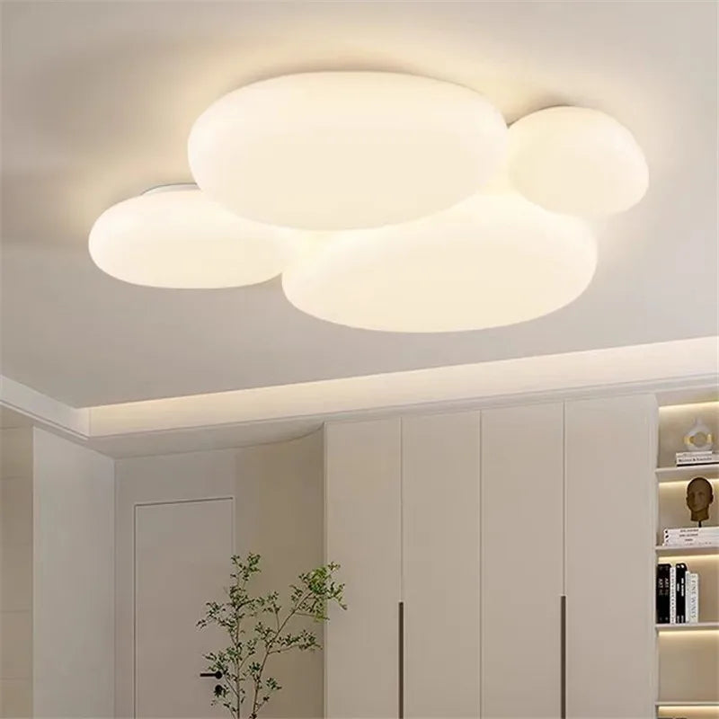 LED-Deckenleuchte in Wolkenform