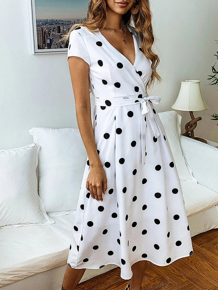 Erbsengefülltes Midikleid mit Bindeband in der Taille
