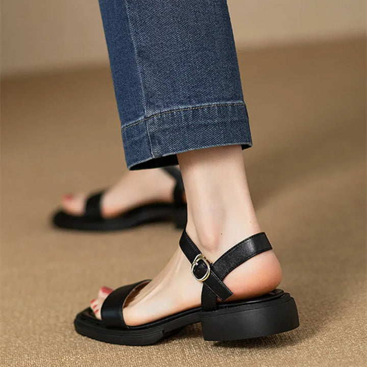 Modische Damen-Sandalen mit niedrigem Absatz und Riemen