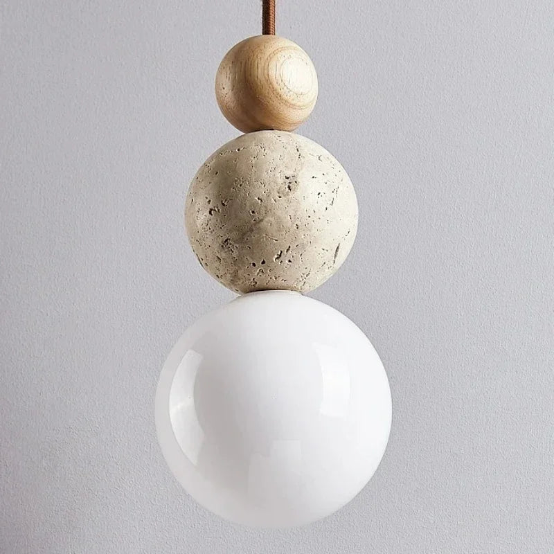 Moderne Pendelleuchte mit kugelförmigen Details