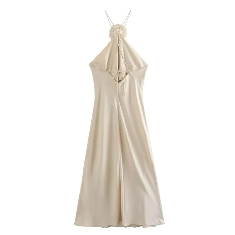 Midikleid aus Satin mit einer Blume am Ausschnitt und dünnen Trägern