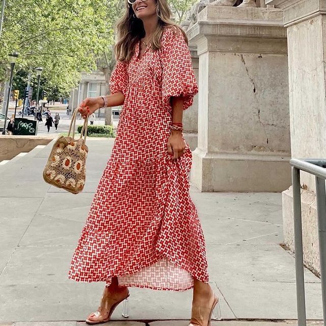 Asymmetrisches Kleid mit V-Ausschnitt in geometrischem Muster