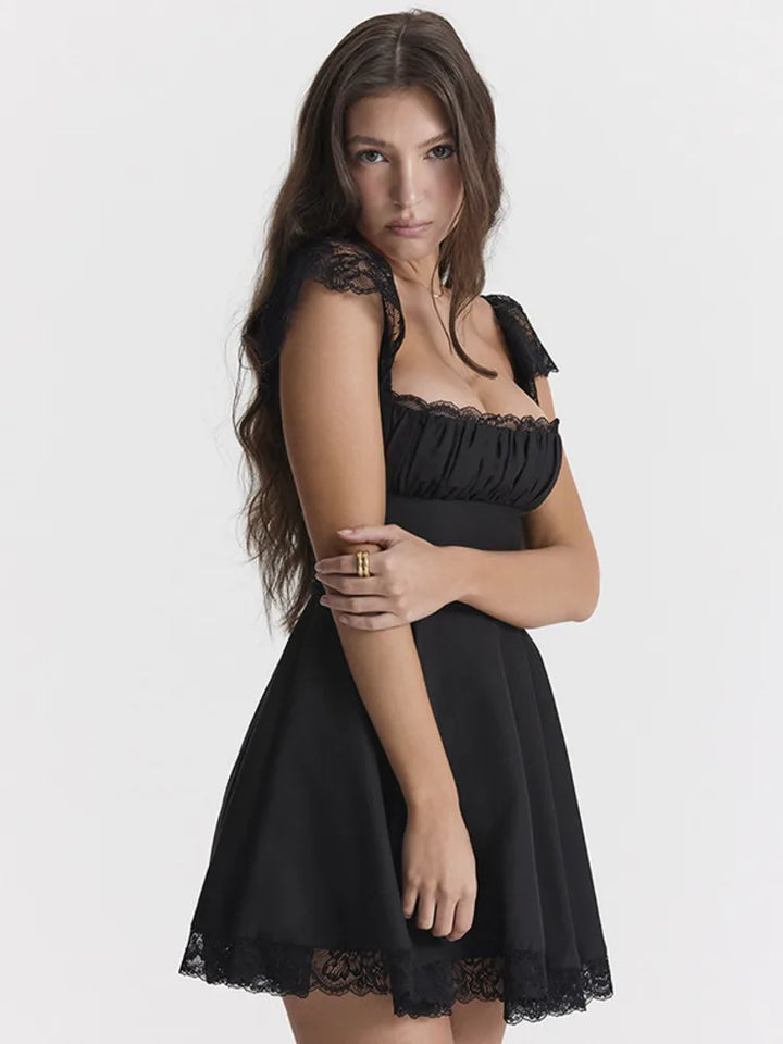 Damen-Minikleid mit Spitzenärmeln und ausgestelltem Unterteil