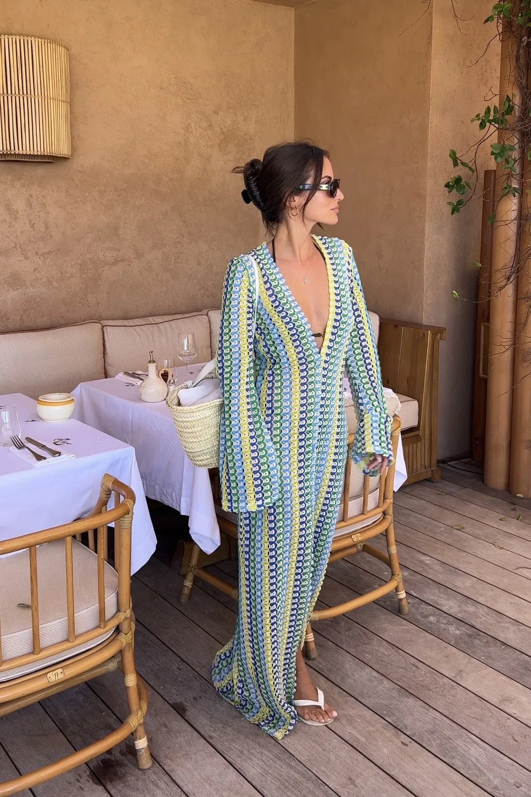 Langes Sommer-Häkelkleid im Boho-Stil mit tiefem Ausschnitt