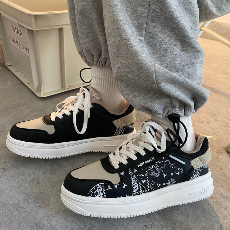 Damen-Sneaker mit kontrastierenden Mustern und dicken Sohlen