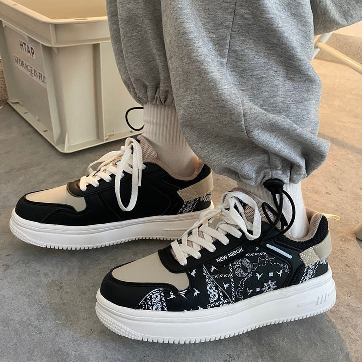 Damen-Sneaker mit kontrastierenden Mustern und dicken Sohlen