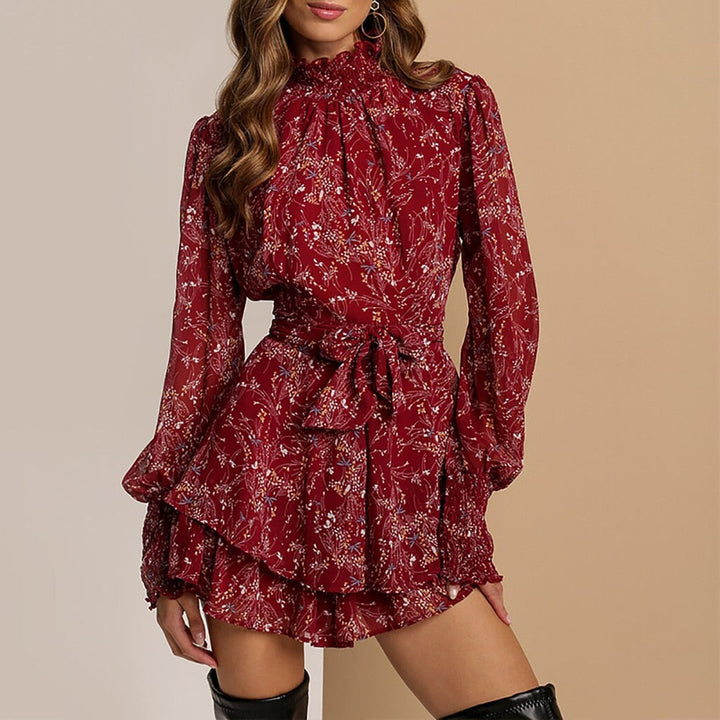 Gemustertes Kleid mit Bindegürtel und Rüschenkragen