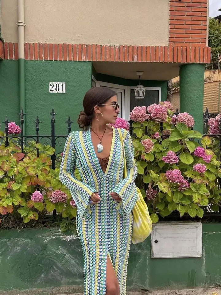 Langes Sommer-Häkelkleid im Boho-Stil mit tiefem Ausschnitt