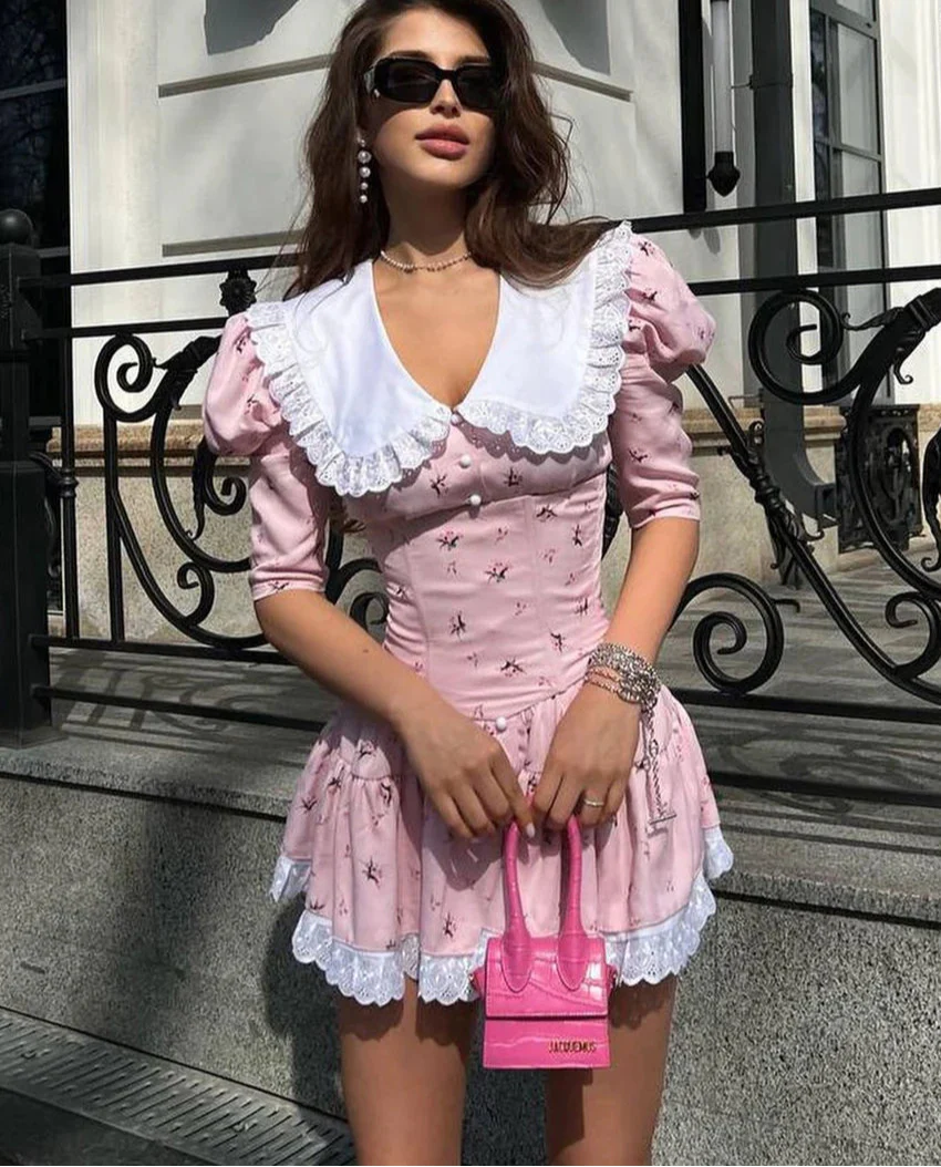 Retro-Minikleid mit Puffärmeln und Spitzenkragen in Weiß