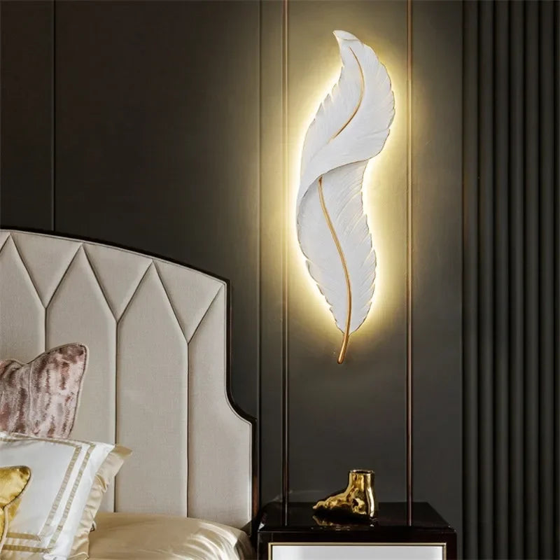 Wandleuchte in Federform – Elegantes Design mit warmem Licht