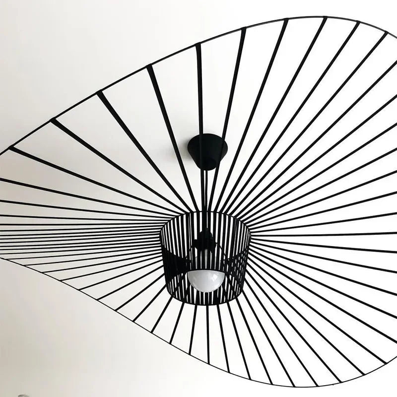 Moderne Pendelleuchte mit skulpturaler Spiralform