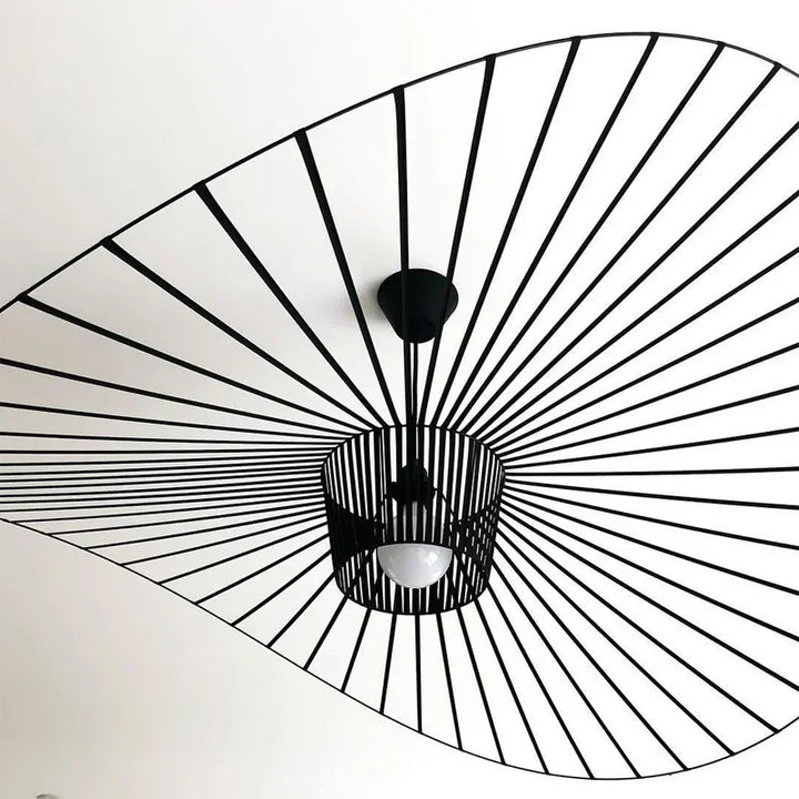 Moderne Pendelleuchte mit skulpturaler Spiralform