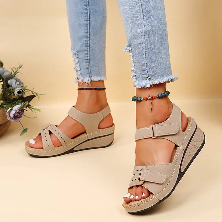 Orthopädische Damensandalen auf Ankern mit verstellbaren Riemen