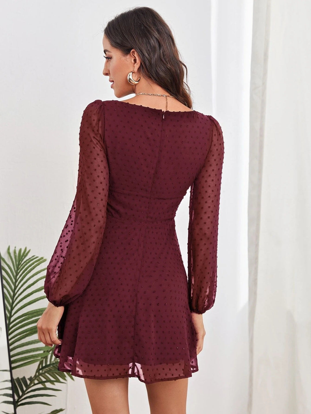 Hübsches Kleid mit durchbrochenem Muster und langen, gepufften Ärmeln