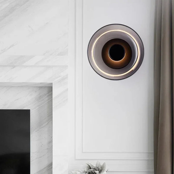 Moderne Wandleuchte mit rundem Glasschirm