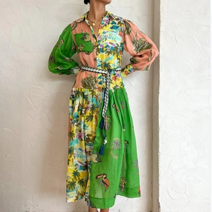 Langes Hemdblusenkleid mit buntem Print und Taillengürtel