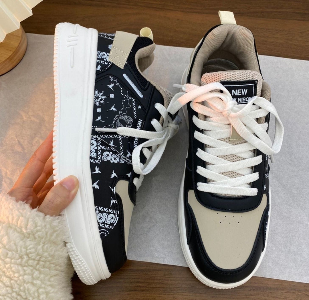Damen-Sneaker mit kontrastierenden Mustern und dicken Sohlen