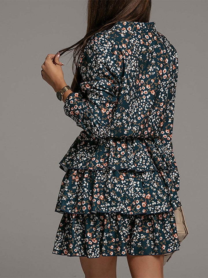 Gemustertes Kleid mit Rüschen und langen Ärmeln