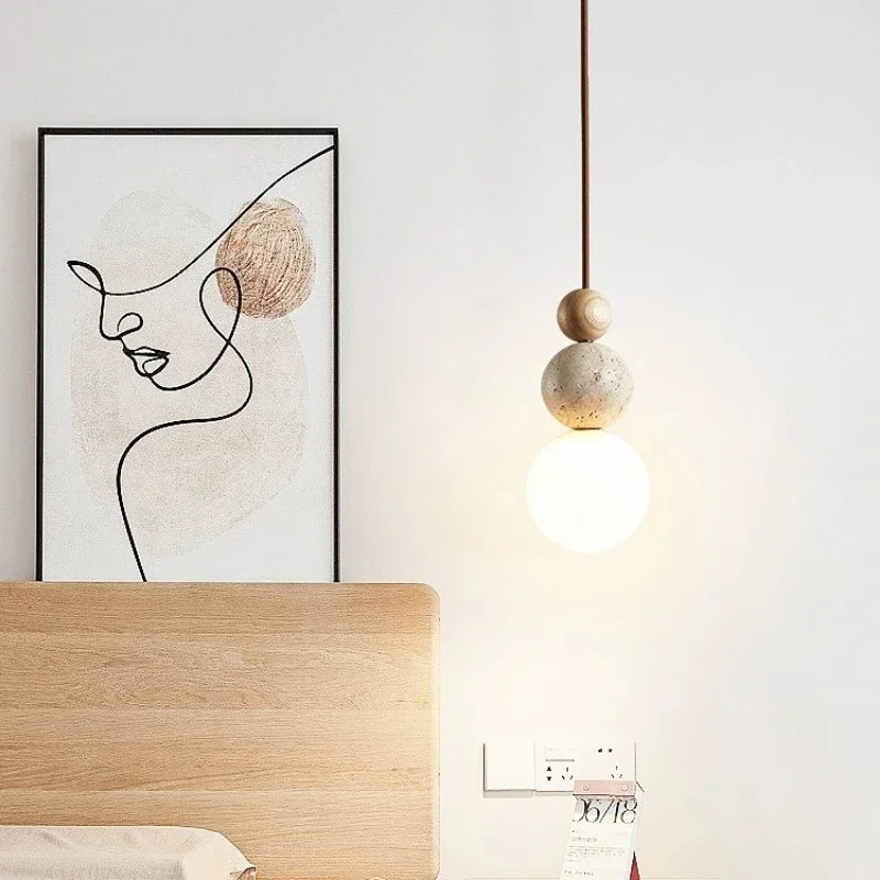 Moderne Pendelleuchte mit kugelförmigen Details