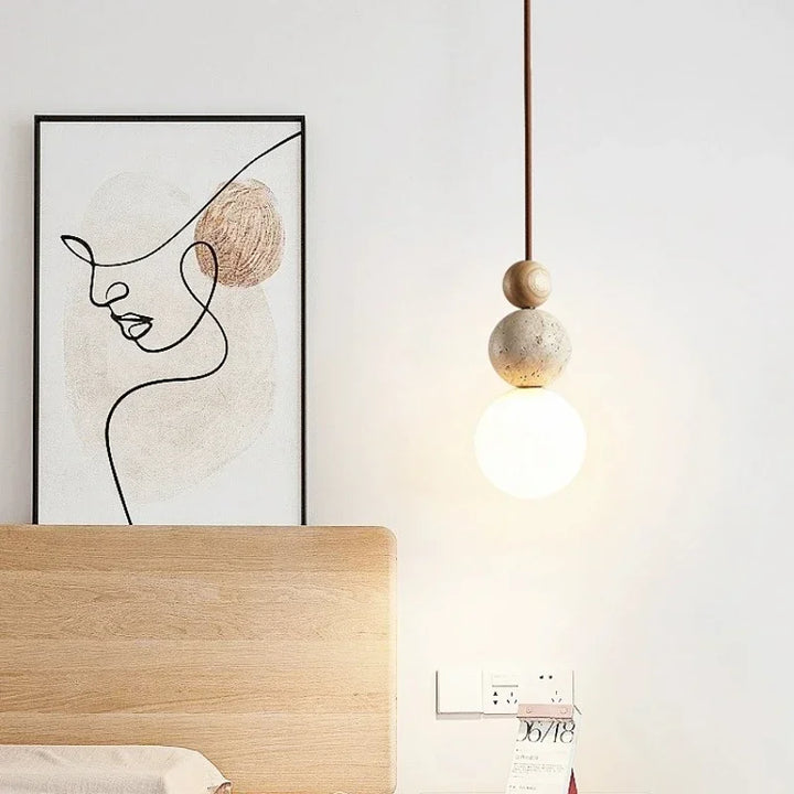 Moderne Pendelleuchte mit kugelförmigen Details