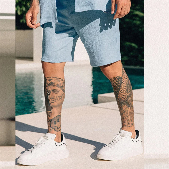 Sommer-Outfit für Herren mit Strukturhemd und elastischen Shorts