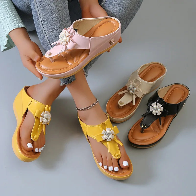 Damen-Sandalen mit niedrigen Absätzen und Metallverzierungen