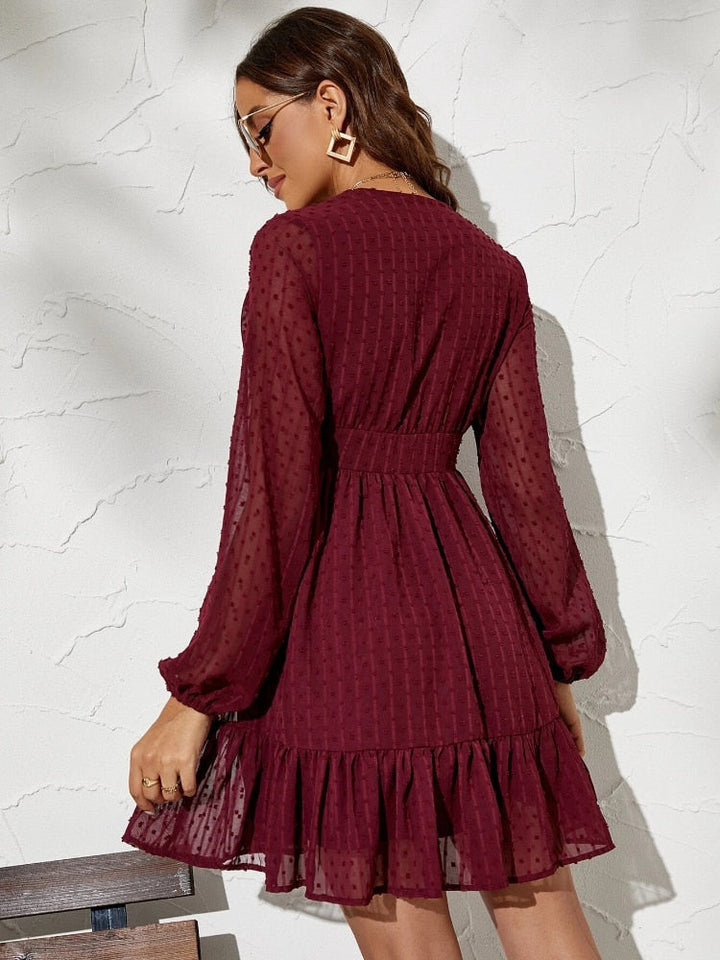 Kleid mit langen, transparenten Ärmeln und Rüschen