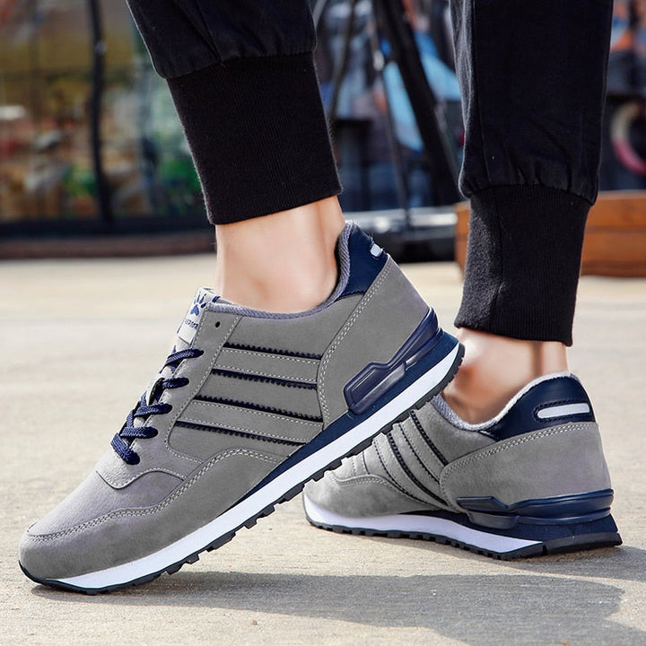 Klassische Herren-Sneakers aus Wildleder
