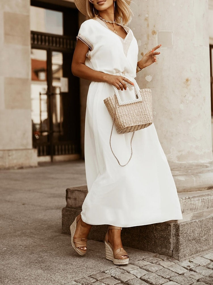 Elegantes Damenkleid mit dekorativen Details