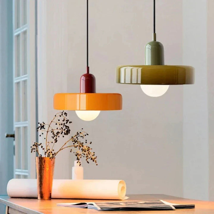 Moderne Pendelleuchte mit farbigem Glasschirm – Bauhaus-Design