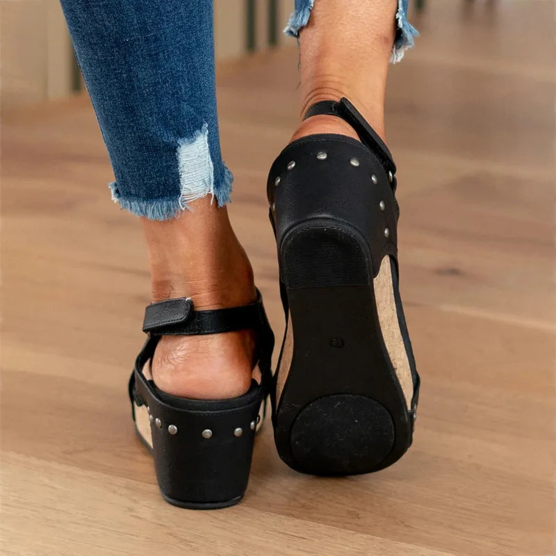 Damensandalen mit Ausschnitten