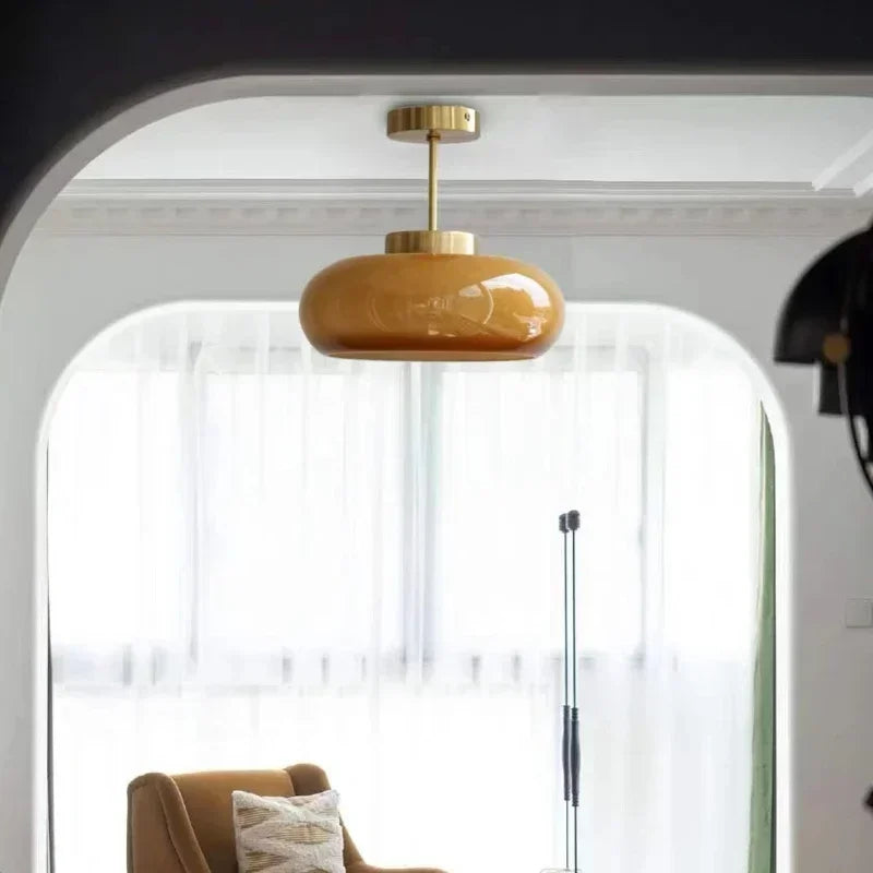 Elegante Deckenleuchte mit Glasschirm im Vintage-Stil